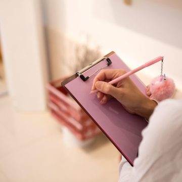 一位编辑在笔记本电脑前整理安全自查清单，屏幕上显示文件哈希比对与扫描结果，桌面整洁，暖色灯光营造专注氛围